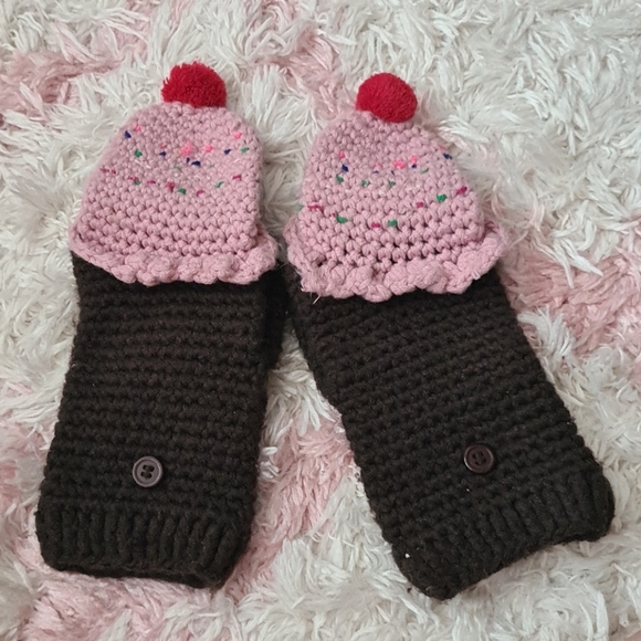 Urban Outfitters Accessories - Urban Outfitters Cupcake Mittens